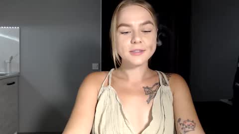 happy_fox_ online show from September 10, 7:47 pm