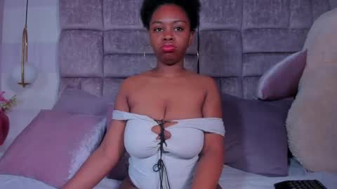 hazel_lanee online show from May 28, 7:06 am