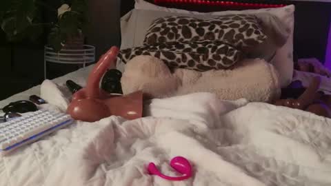 Hazeleo online show from October 12, 1:08 am