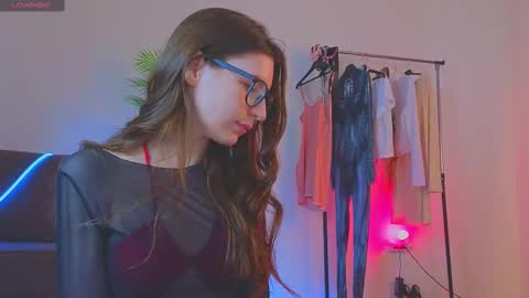 Snapshot of helenmann_ chatting on March 3, 5:58 am online show from March 3, 5:58 am