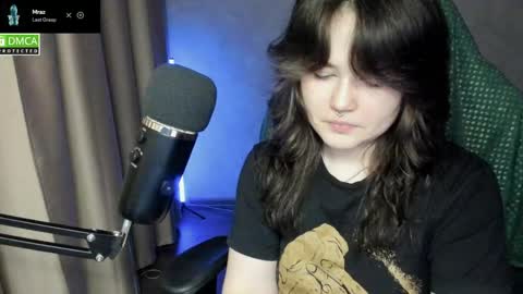 Red online show from April 3, 9:02 pm