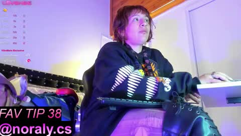 Snapshot of hey_noraly chatting on September 29, 4:06 am Noraly online show from September 29, 4:06 am