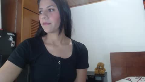 hilaril18 online show from January 24, 12:10 am