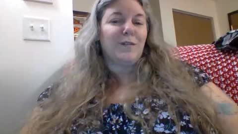 hippysnewhere online show from June 9, 8:47 am