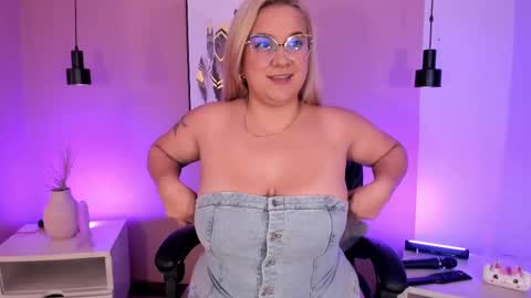 Hollie online show from September 22, 12:03 pm