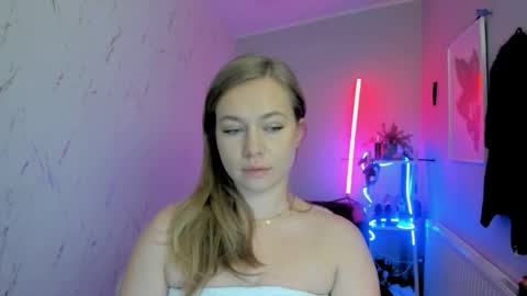 Holly online show from November 19, 9:15 pm