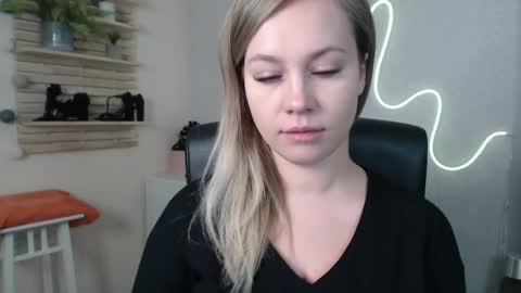 Holly online show from December 6, 1:51 am