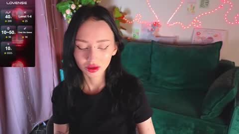 holly_berryy_ online show from October 5, 2:05 am