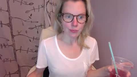 holly_bourbon online show from June 1, 10:21 pm
