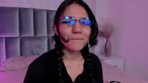 hollypeach_ online show from May 20, 8:06 pm