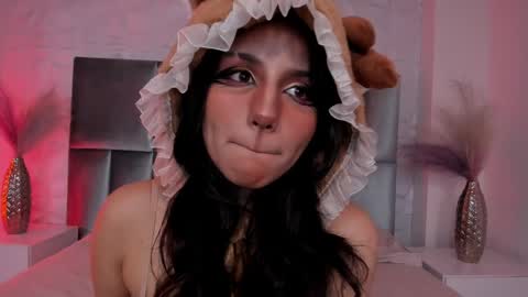 hollypeach_ online show from May 6, 8:24 pm
