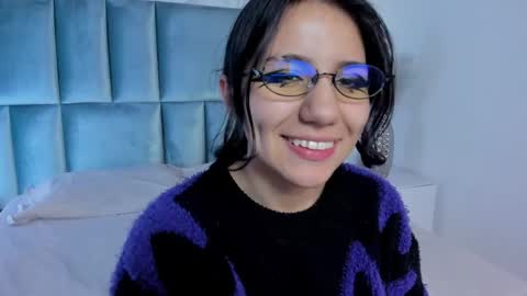 hollypeach_ online show from May 21, 8:07 pm