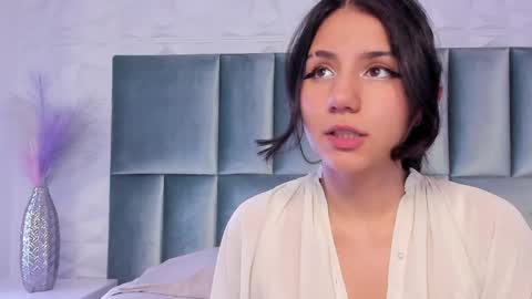 hollypeach_ online show from May 12, 8:26 pm