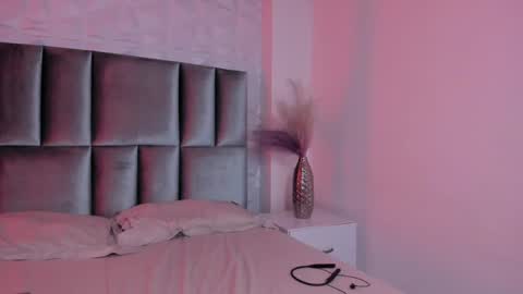 hollypeach_ online show from May 5, 8:23 pm