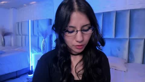 hollypeach_ online show from May 18, 7:53 pm