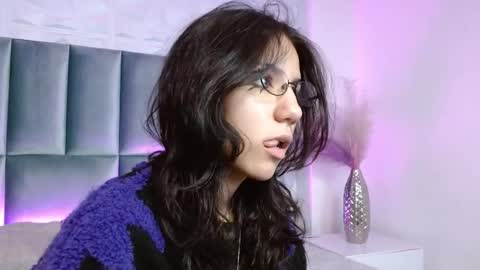 hollypeach_ online show from May 10, 6:21 pm