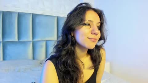hollypeach_ online show from May 11, 7:55 pm