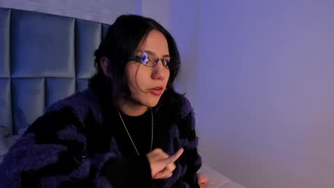 hollypeach_ online show from May 17, 4:06 pm