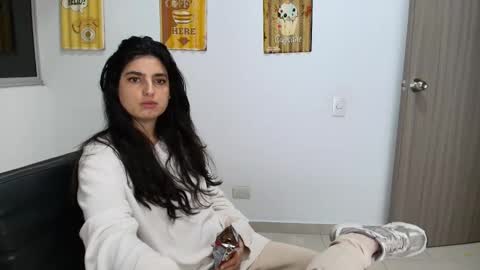 hollyshit_ online show from November 7, 1:00 am