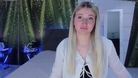 HollyTaillor online show from May 16, 12:15 pm