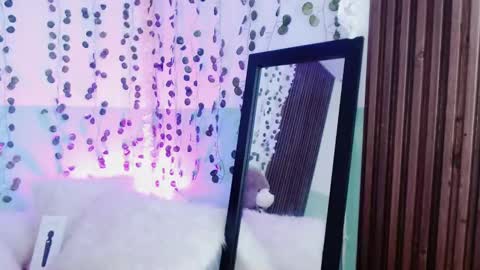 Snapshot of hollyxx_ chatting on December 13, 12:50 pm holly online show from December 13, 12:50 pm