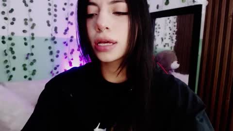 Snapshot of hollyxx_ chatting on December 18, 5:52 pm holly online show from December 18, 5:52 pm