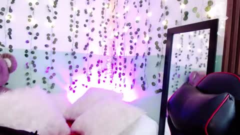 Snapshot of hollyxx_ chatting on December 29, 3:57 pm holly online show from December 29, 3:57 pm