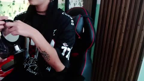 Snapshot of hollyxx_ chatting on December 4, 6:06 pm holly online show from December 4, 6:06 pm