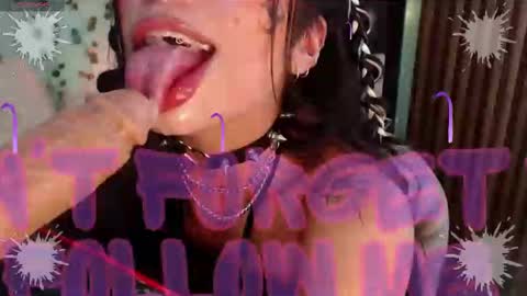 Snapshot of hollyxx_ chatting on February 3, 9:50 pm holly online show from February 3, 9:50 pm