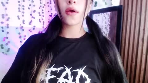 Snapshot of hollyxx_ chatting on December 23, 5:54 pm holly online show from December 23, 5:54 pm