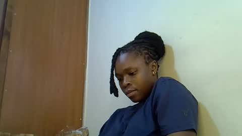 holy_ebony online show from May 15, 7:44 am