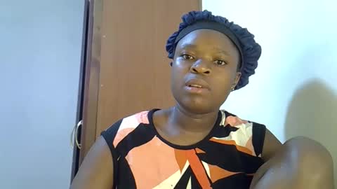 holy_ebony online show from May 18, 4:07 am