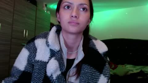 holy_julii online show from June 10, 3:49 am
