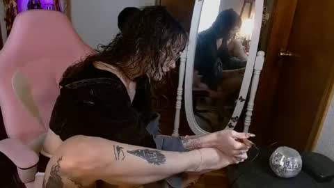 Honey Bee online show from November 19, 5:24 pm