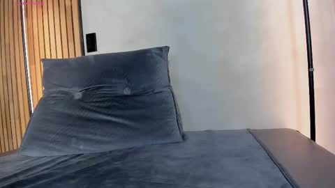 Sofia independent model online show from January 17, 11:50 am