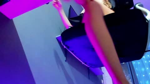 Snapshot of hooot_blonde777 chatting on February 2, 1:45 am hooot_blonde777 online show from February 2, 1:45 am