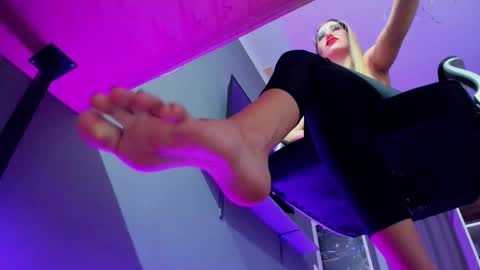 Snapshot of hooot_blonde777 chatting on October 3, 11:54 pm hooot_blonde777 online show from October 3, 11:54 pm