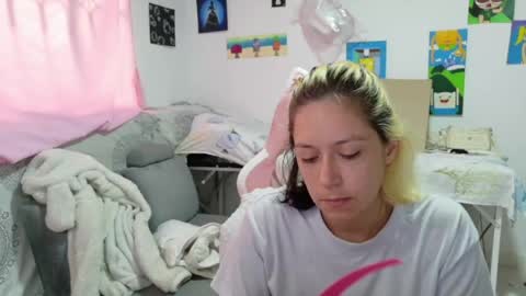 Mia online show from May 5, 3:59 pm