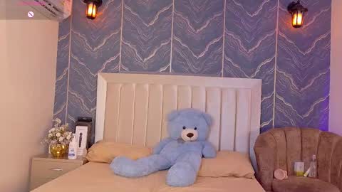 iam_nicolle online show from December 4, 1:02 pm