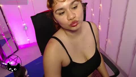 Snapshot of iammari_ chatting on March 5, 4:02 am Mari online show from March 5, 4:02 am