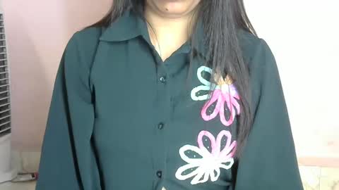 iamHotTaara online show from March 4, 7:54 pm