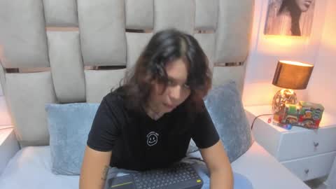 Snapshot of iliy_ chatting on December 12, 9:30 am ILY online show from December 12, 9:30 am