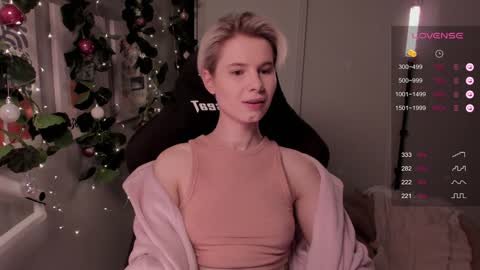 Mia online show from December 22, 5:42 pm