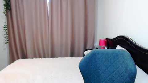 incredible_ariela online show from December 15, 10:50 am