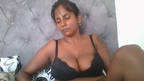 Snapshot of indianjasmin chatting on February 21, 6:29 am priya online show from February 21, 6:29 am
