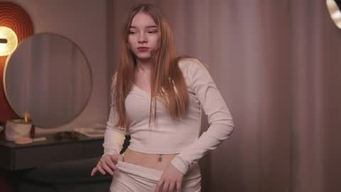 Avie online show from April 8, 2:41 pm