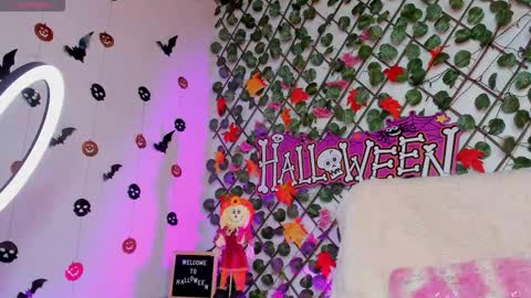 Snapshot of isabel_jamess chatting on October 13, 8:22 pm Isa online show from October 13, 8:22 pm
