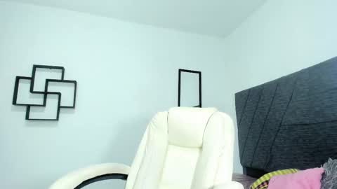 isabella online show from October 3, 1:05 pm
