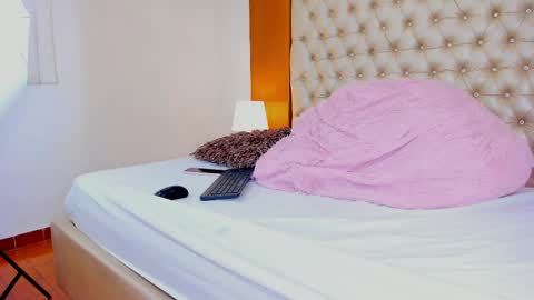 isabellaalux_ online show from April 4, 8:40 pm