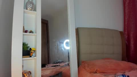 Snapshot of isabellabeker_ chatting on September 17, 9:18 am ISABEL online show from September 17, 9:18 am